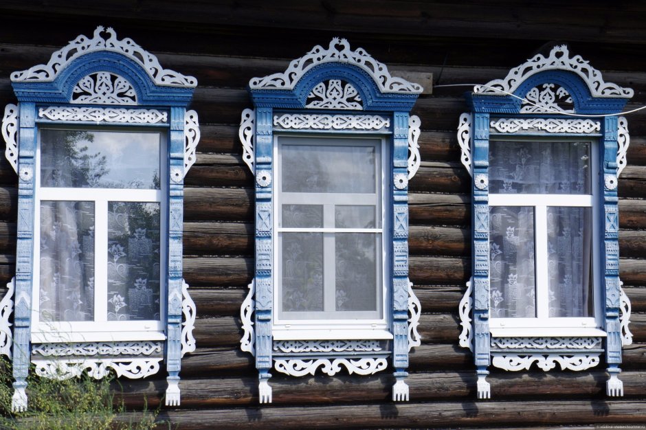 Деревенский дом с резными наличниками