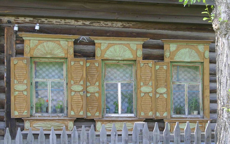 Деревенский домик со ставнями