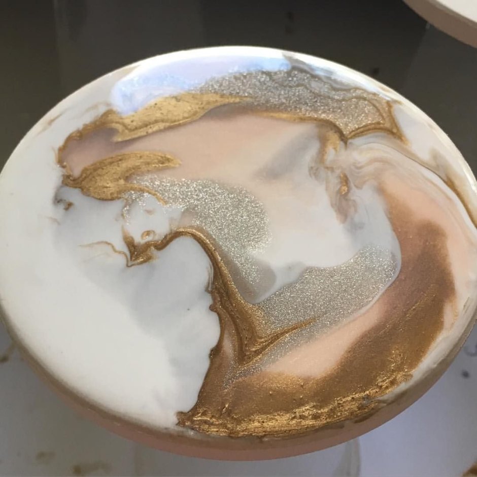 Картина из эпоксидной смолы бежевая