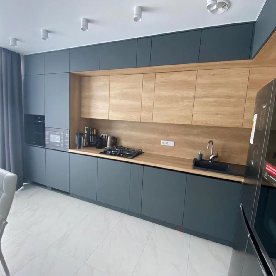 Кухни с антресолями до потолка угловые