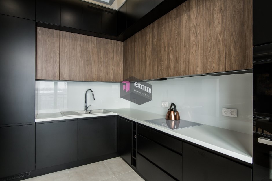 Кухня с темными фасадами
