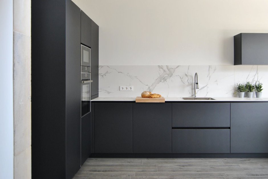 Бело графитовая кухня