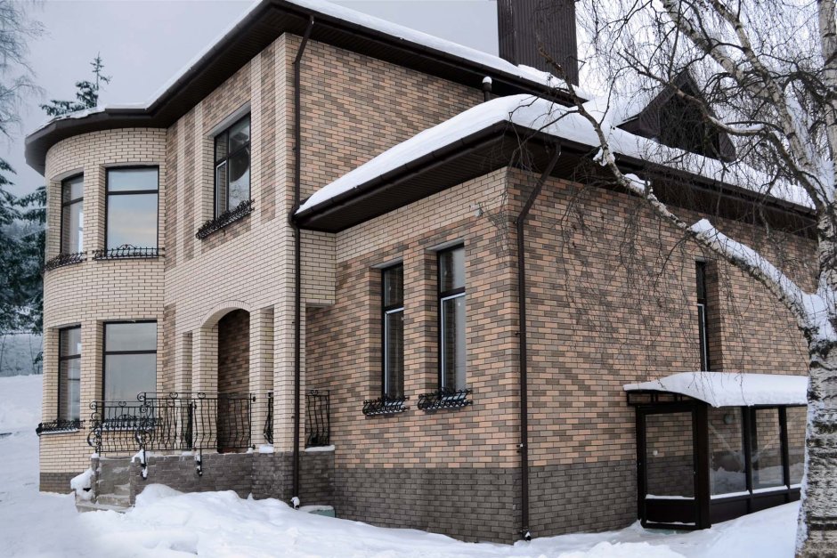 Фасад из желтого кирпича