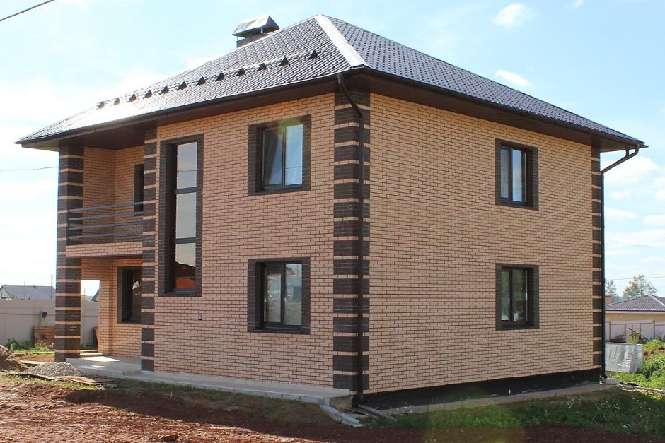 Дом из кирпича с тонированными окнами