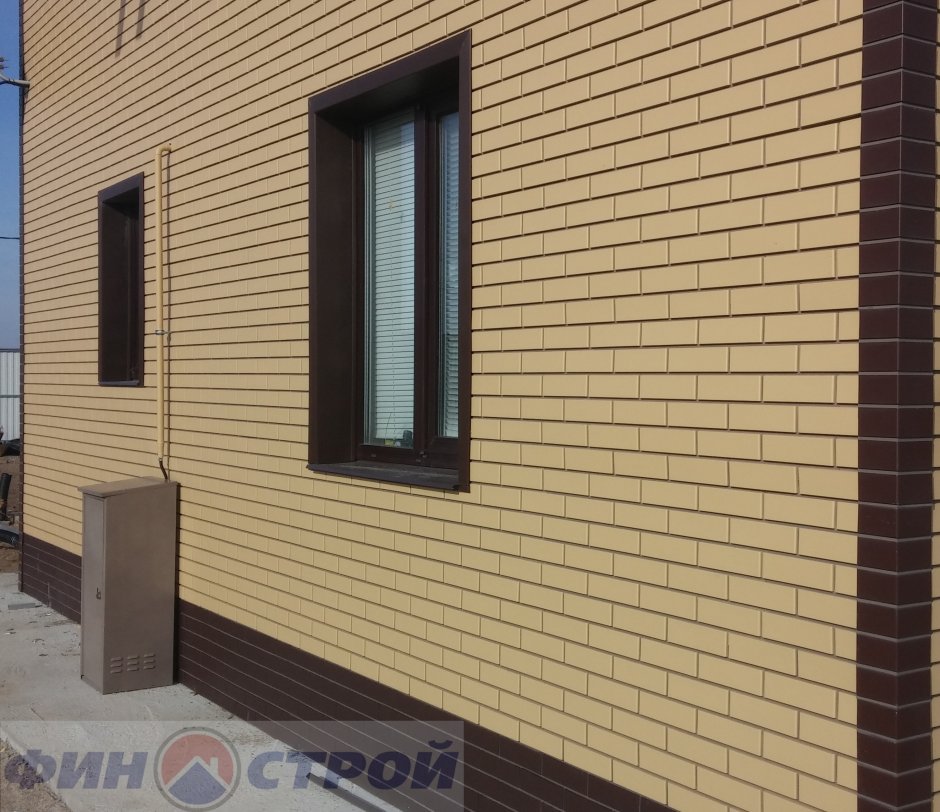 Дом двухэтажный коричневый