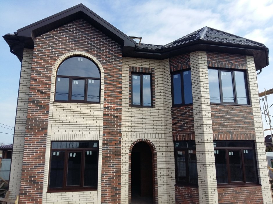 Дом из светлого кирпича