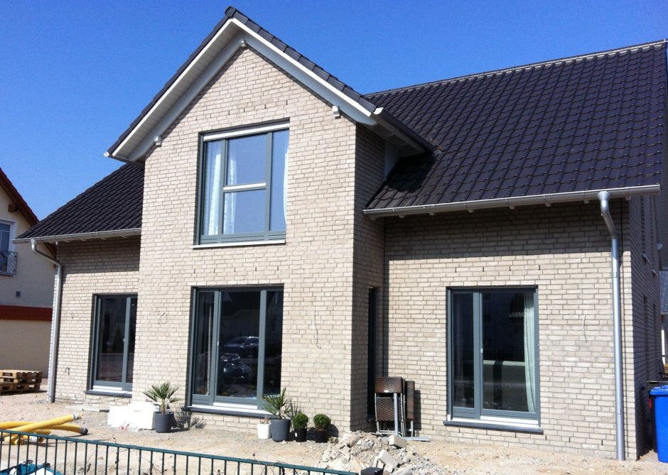 Дом из светлого кирпича