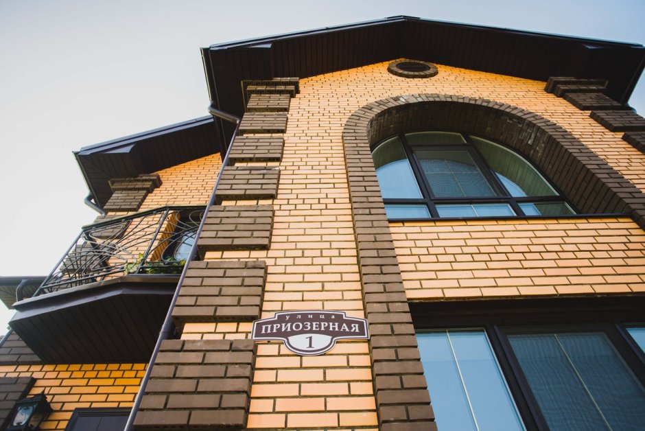 Дом из темного кирпича