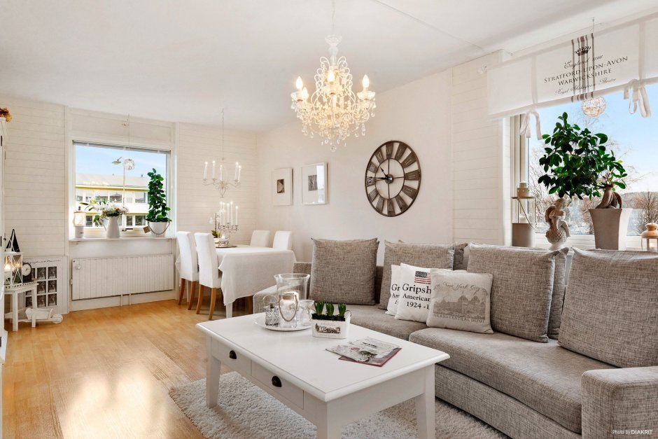 Светло кофейный цвет стен в интерьере гостиной