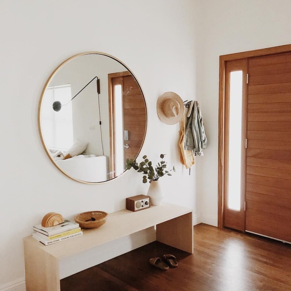 Огромное круглое зеркало в прихожей