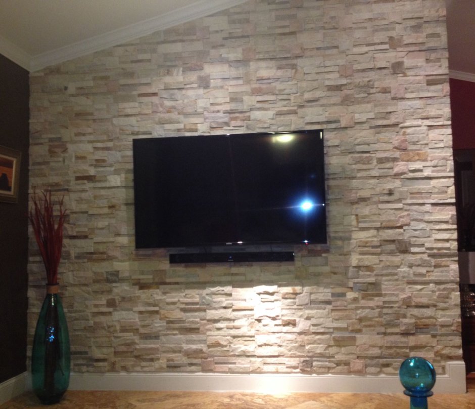 Искусственный камень на стене с телевизором