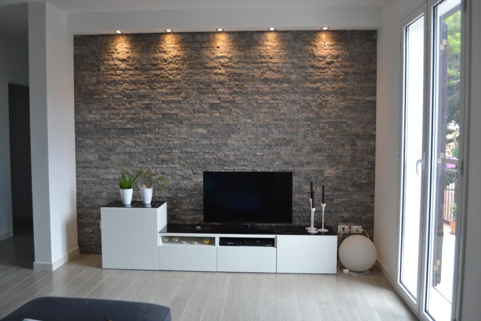 Стена из декоративного камня в гостиной