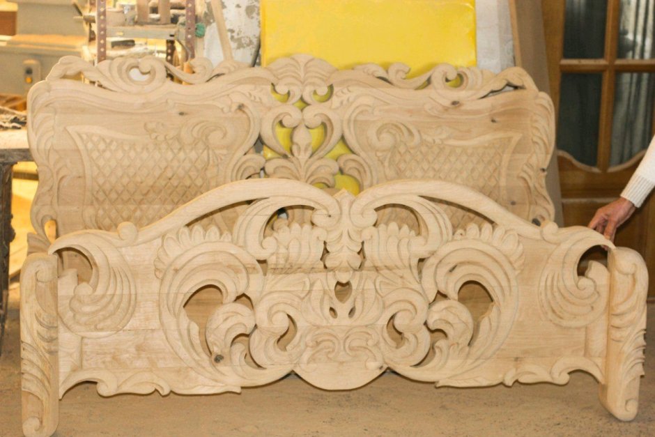 Старинные резные кровати