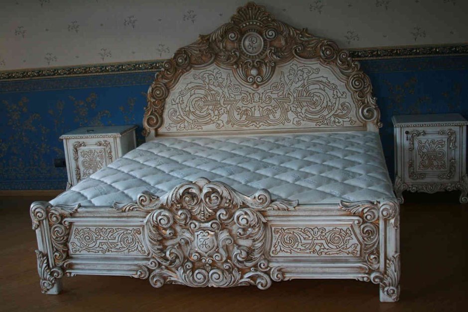 Кровать с резной спинкой
