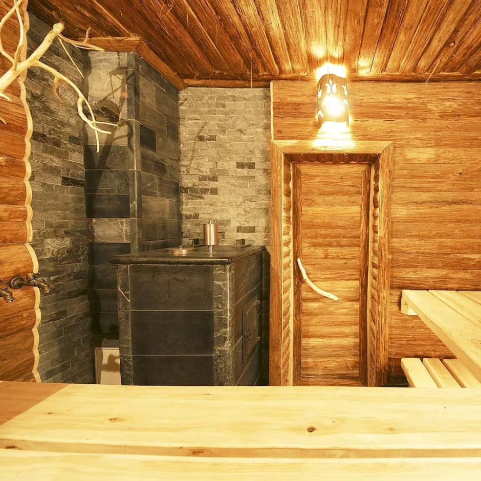 Отделка бани необрезной доской