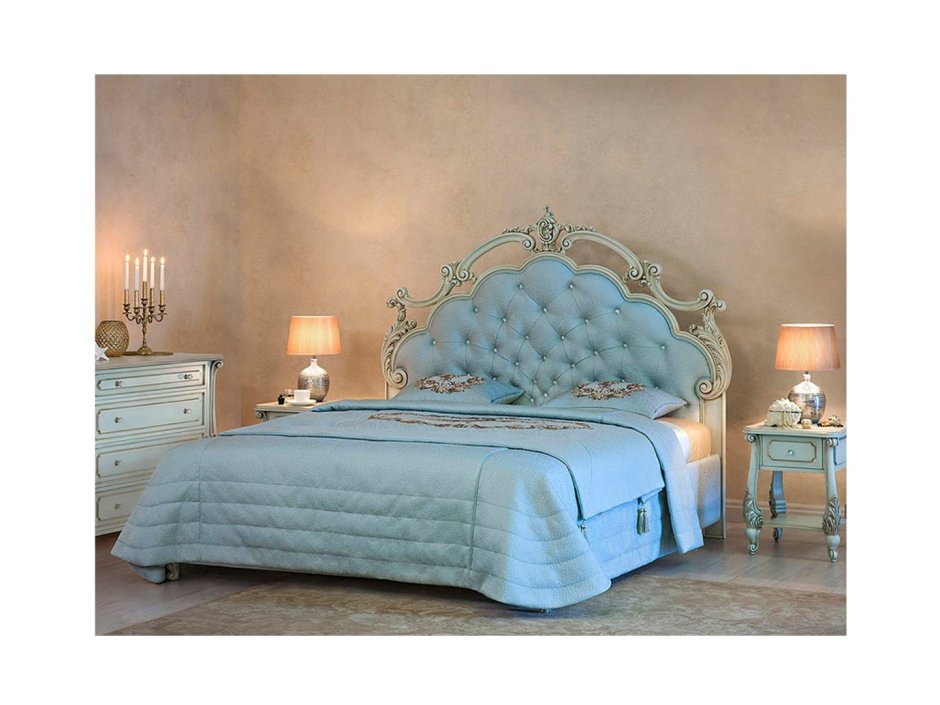 Старинная кровать