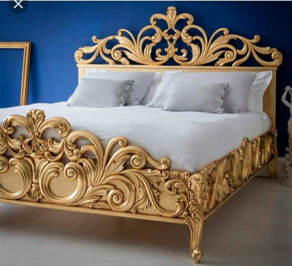 Кровать с резной спинкой