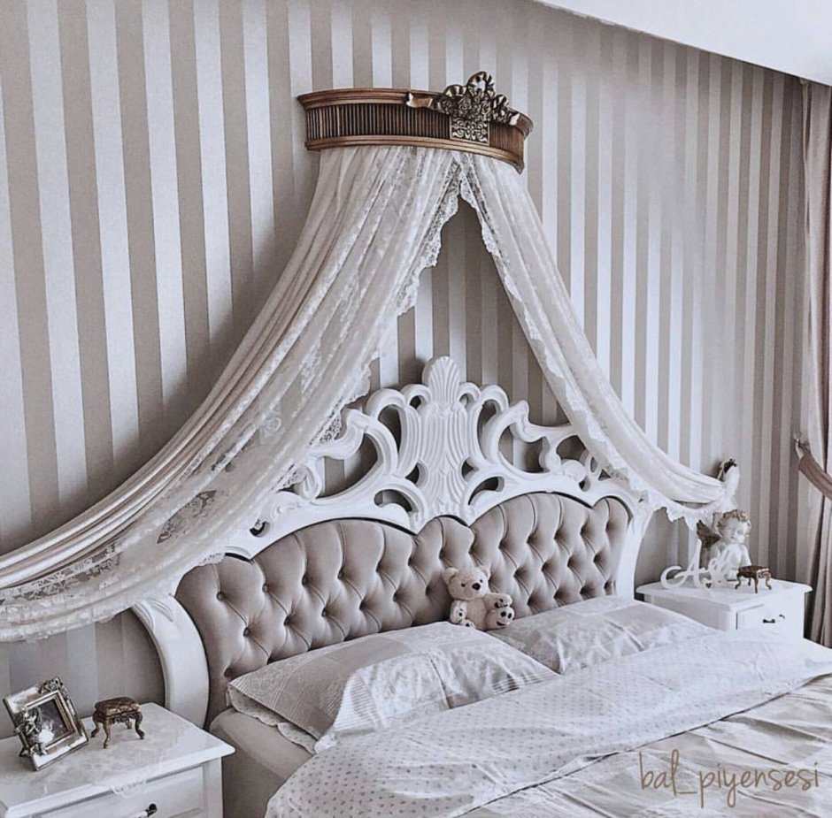 Резная кровать из дерева