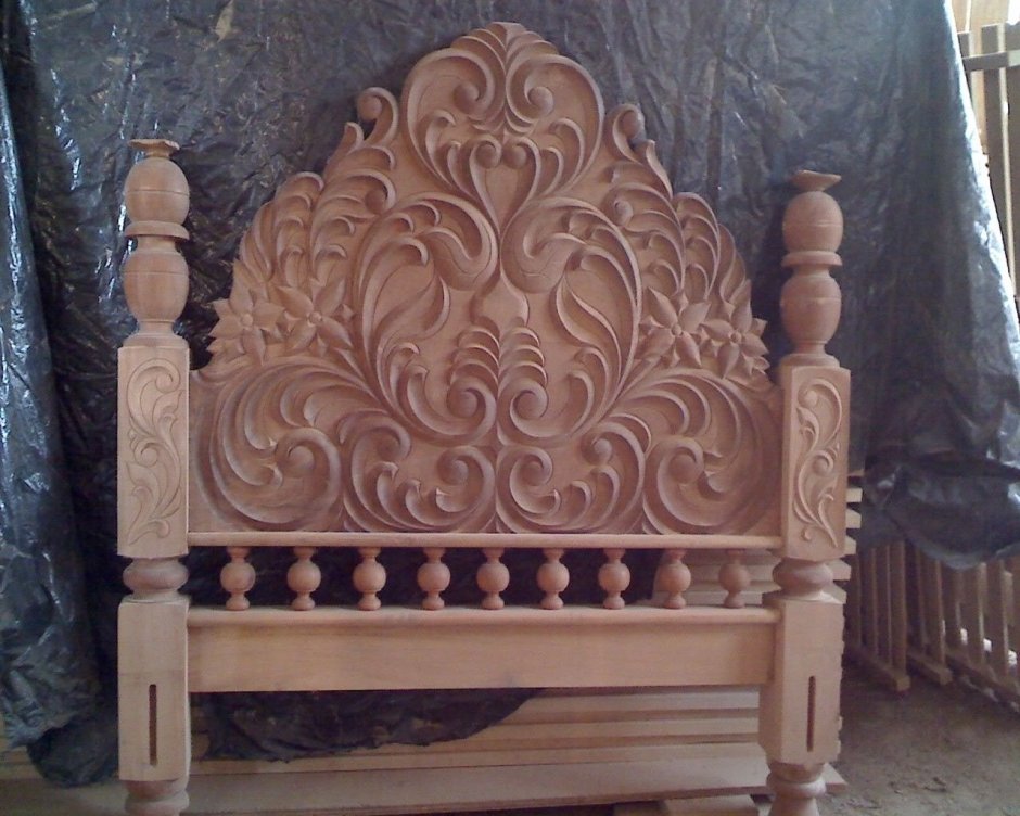 Резьба по дереву кровати