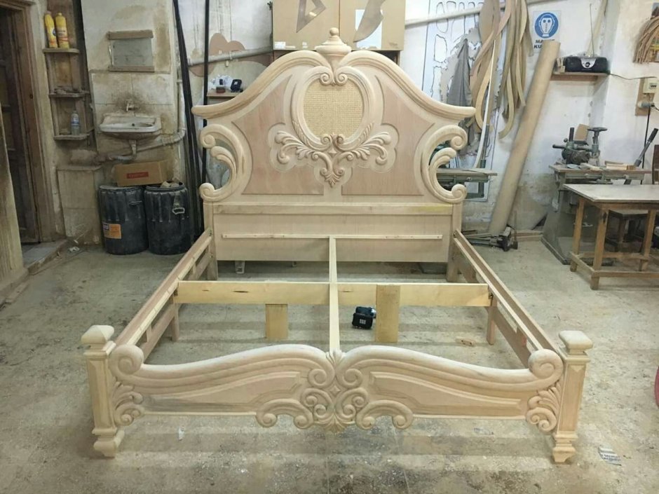 Кровати из дерева с элементами резьбы