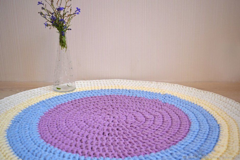 Круглый вязаный ковер