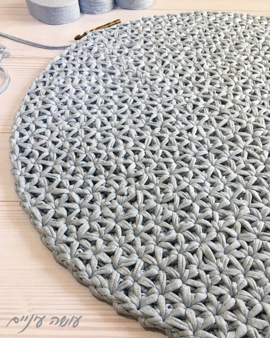 Круглый коврик из трикотажной пряжи