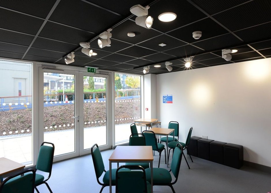 Черный потолок Армстронг в кафе