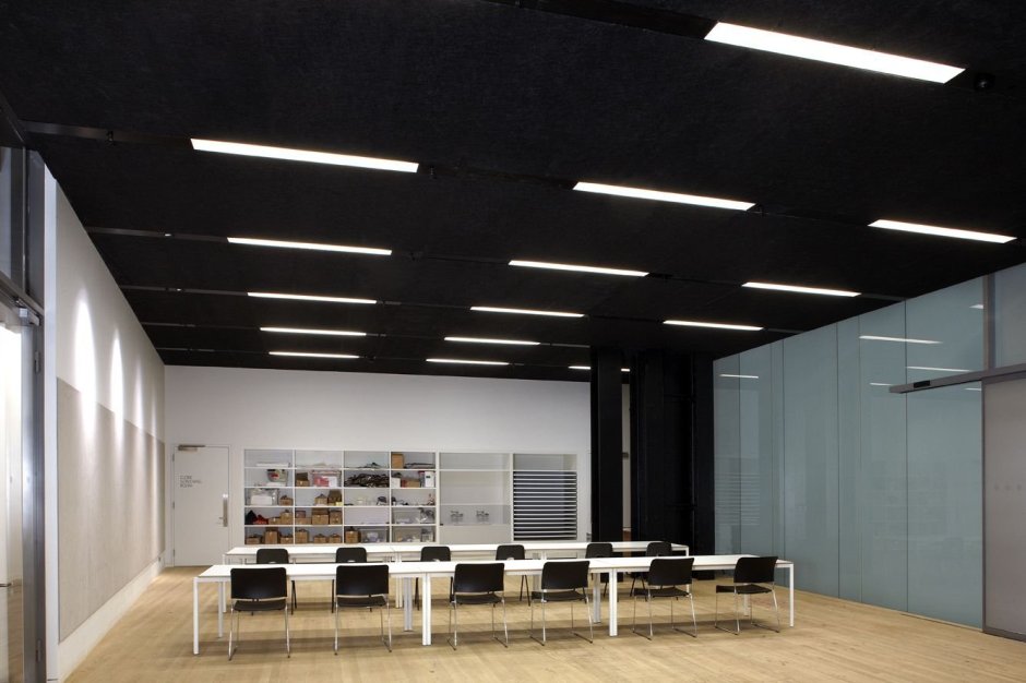 Черный потолок в офисе