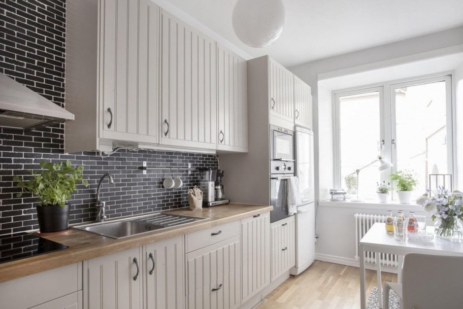 Кухонный гарнитур с зеркальными фасадами