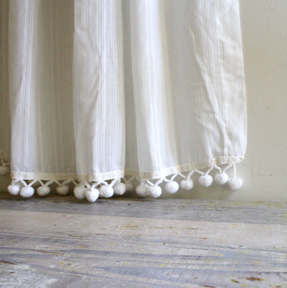 Шторы с помпонами
