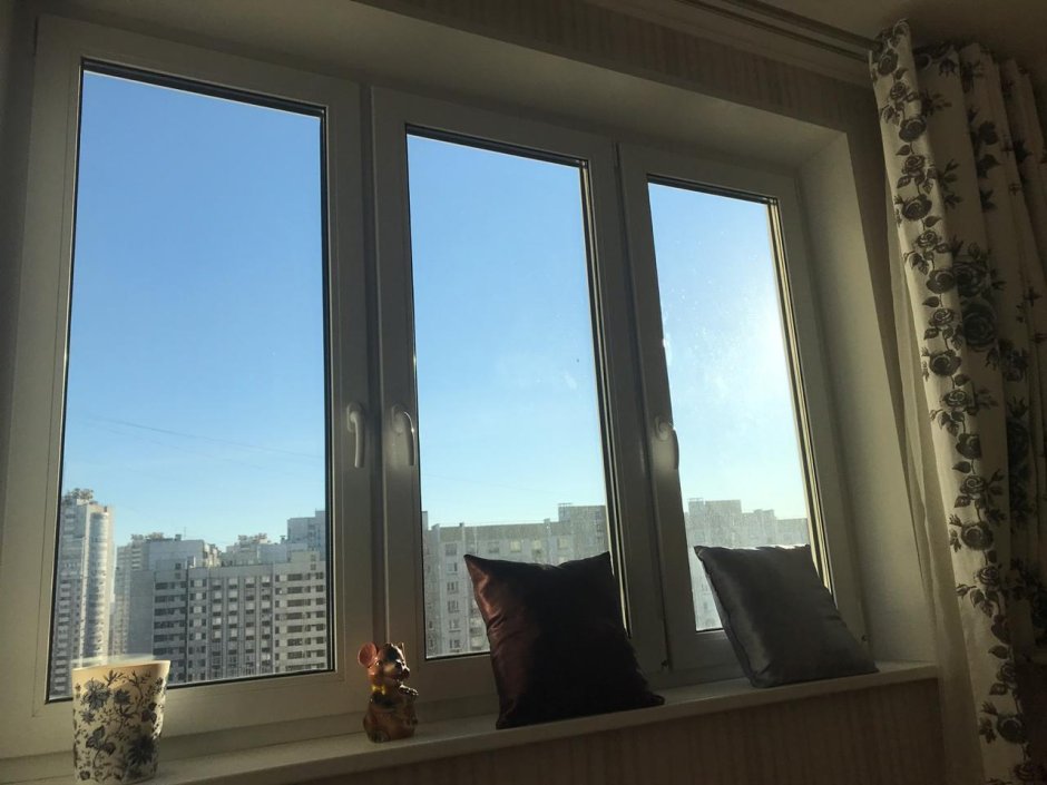 Трехстворчатое окно Rehau