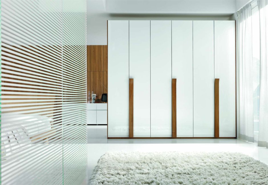 Шкаф с деревянными ручками