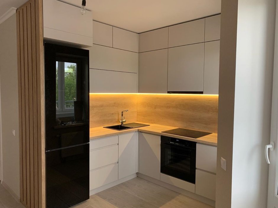 Угловая кухня с антресолями