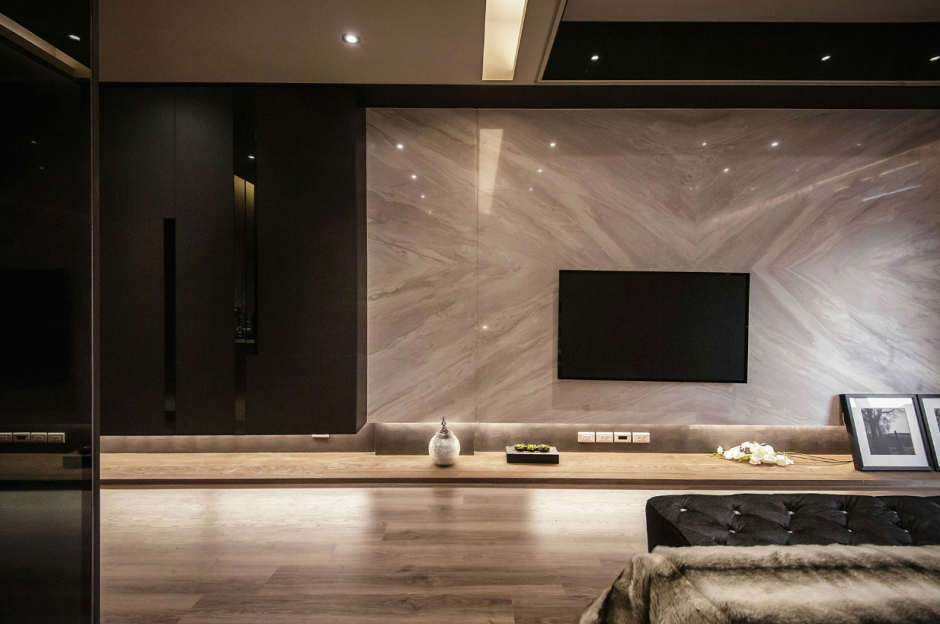 Керамогранит за телевизором