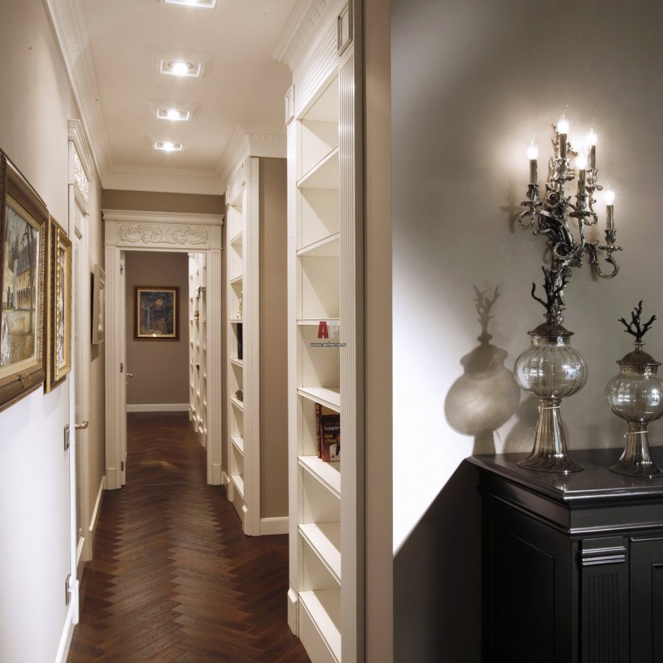 Потолки прихожей с лепниной