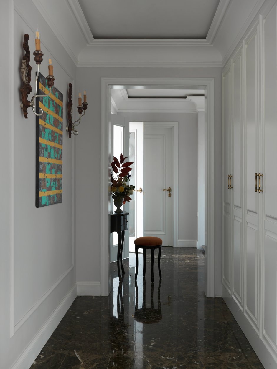 Интерьер длинной узкой прихожей классика