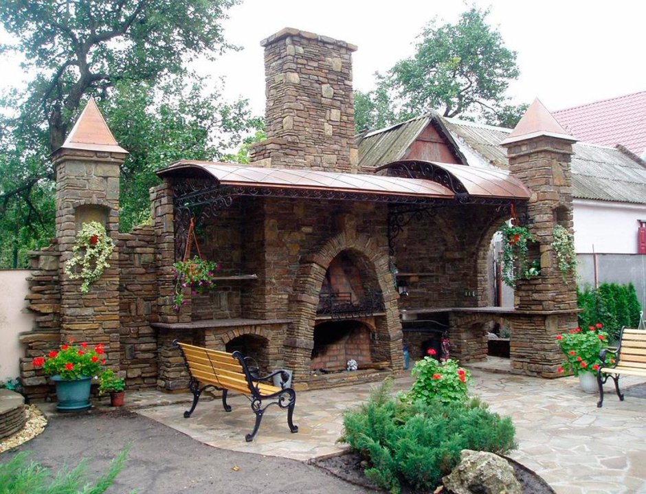 Барбекю из камня в беседке