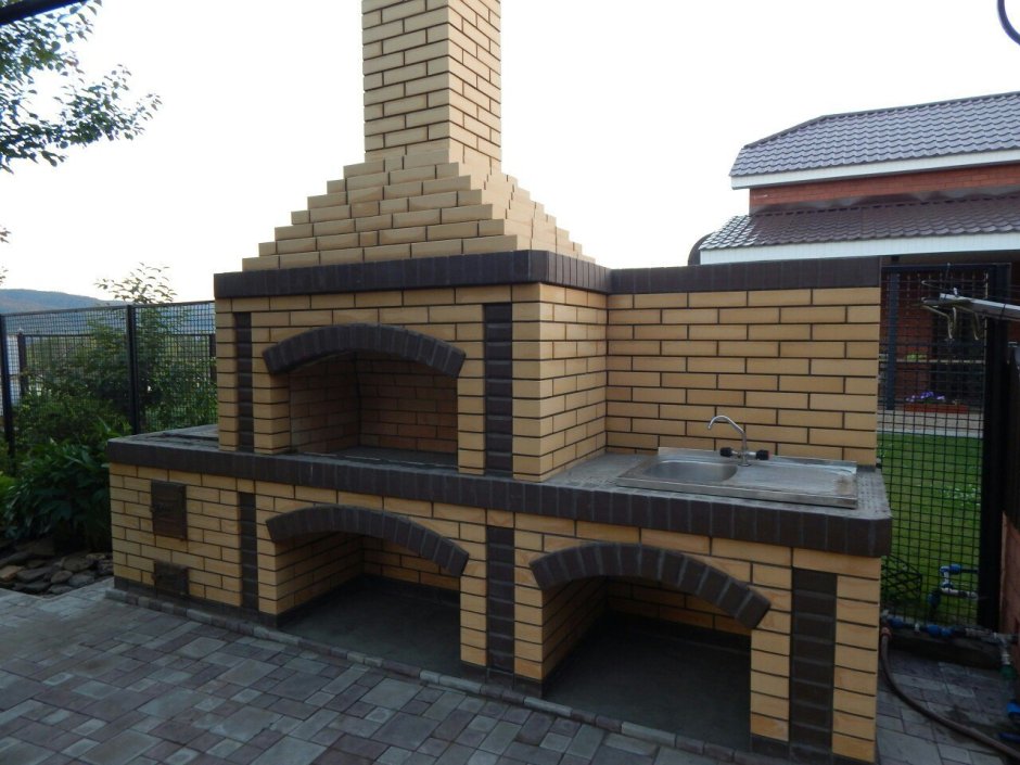 Барбекю из кирпича с раковиной