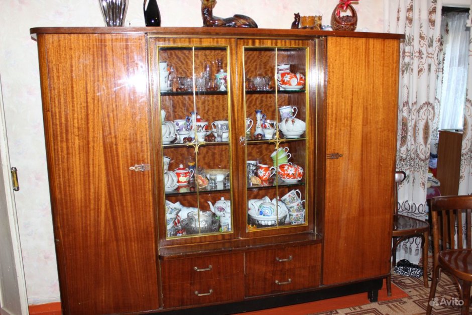 Достает из серванта