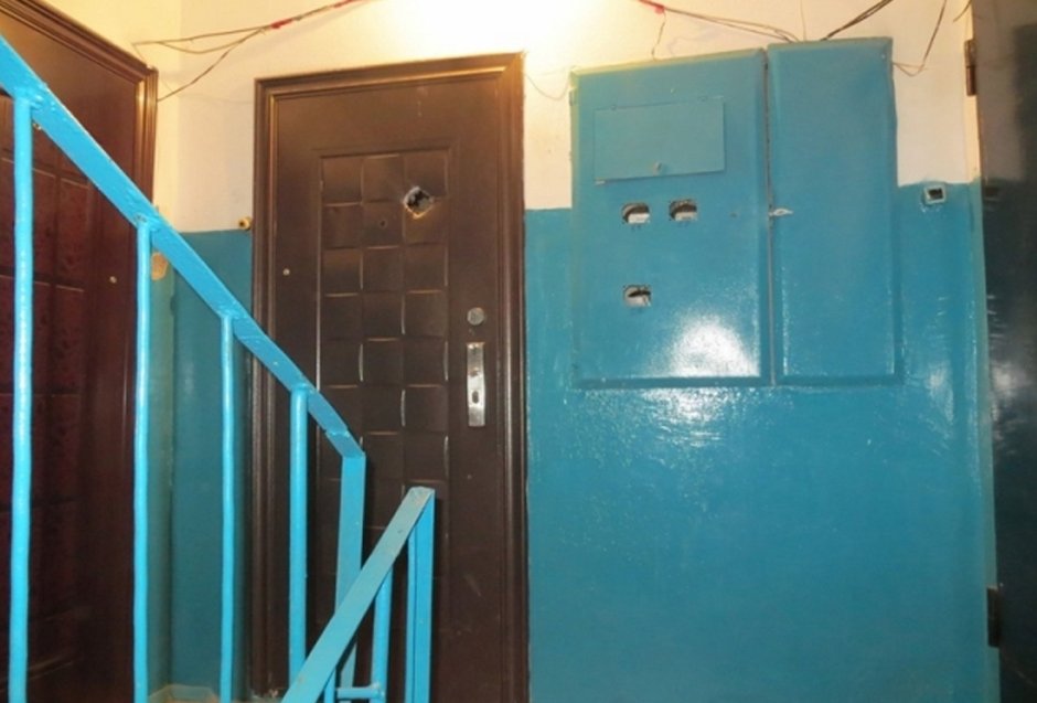 Дверь в квартиру в подъезде