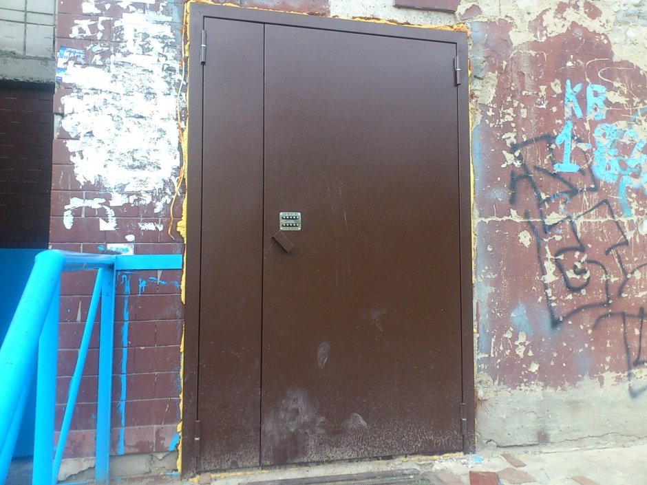 Дверь в подъезд