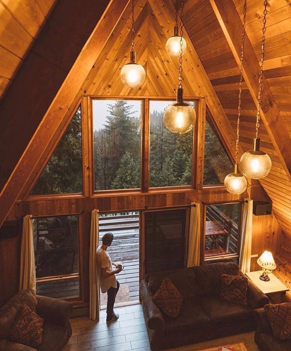 Интерьер с высокими потолками