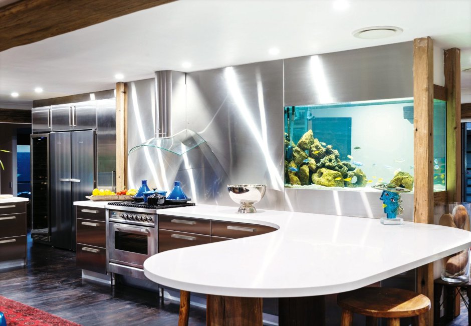 Современные кухни с аквариумом