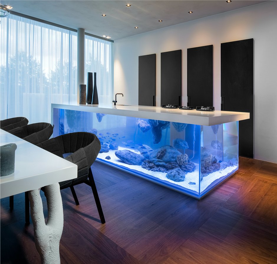 Аквариум и зеркало в интерьере