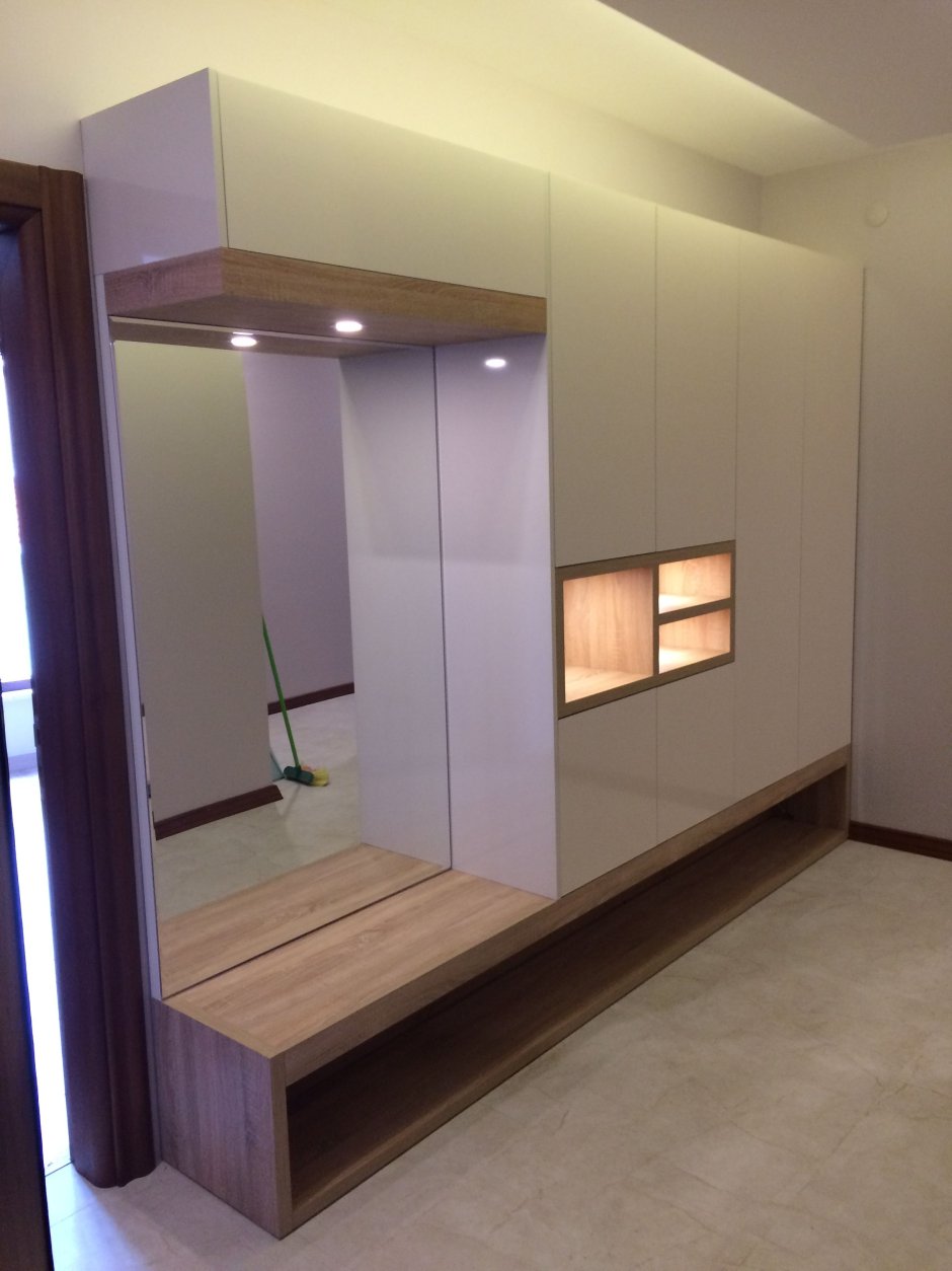 Шкаф в прихожую до потолка