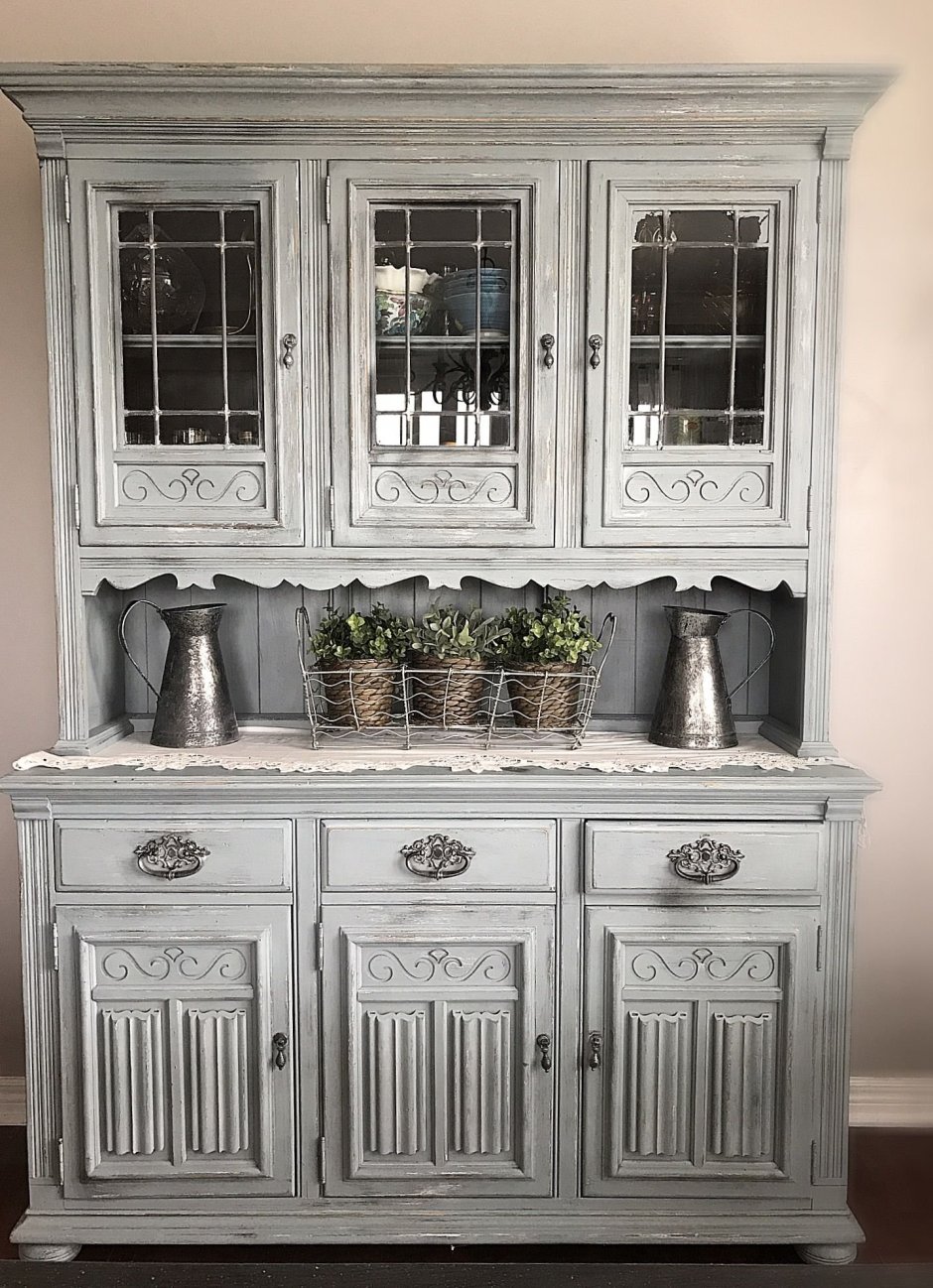 Винтажный сервант белый