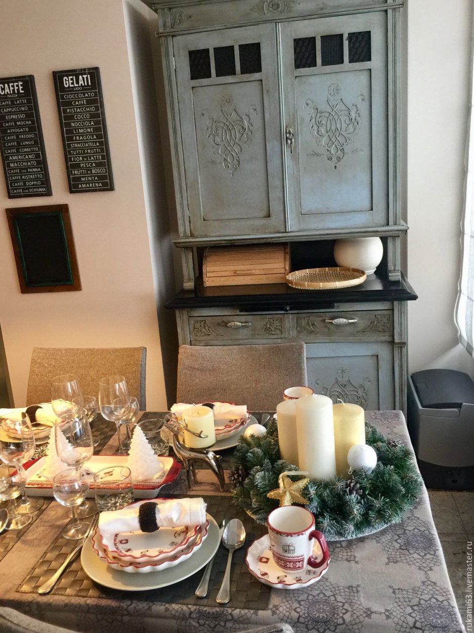 Винтажный сервант в современном интерьере