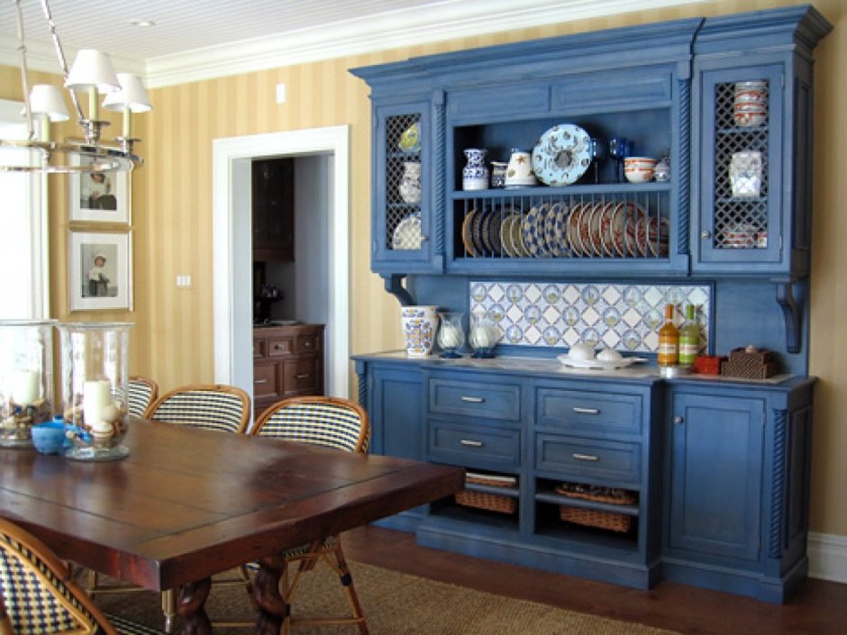 Винтажный состаренный сервант