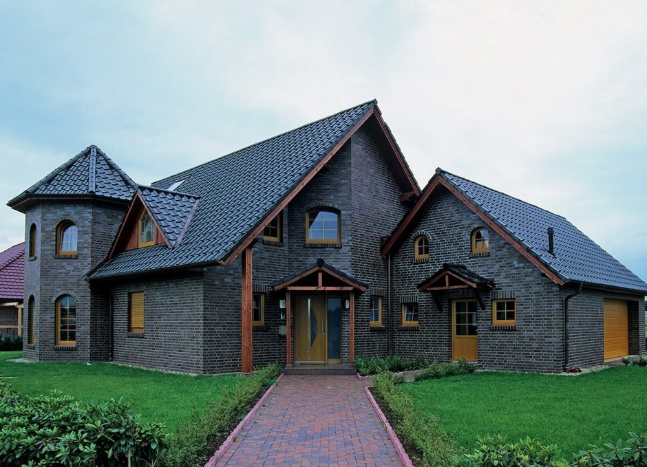 Дом из серого кирпича