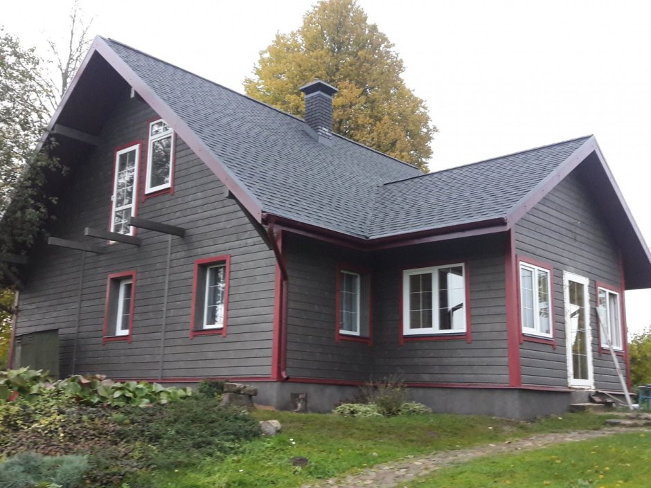 Дом цвета графит с деревом